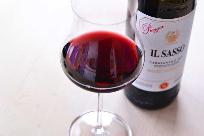 Carmignano Il Sasso Rotwein im Glas mit Flasche