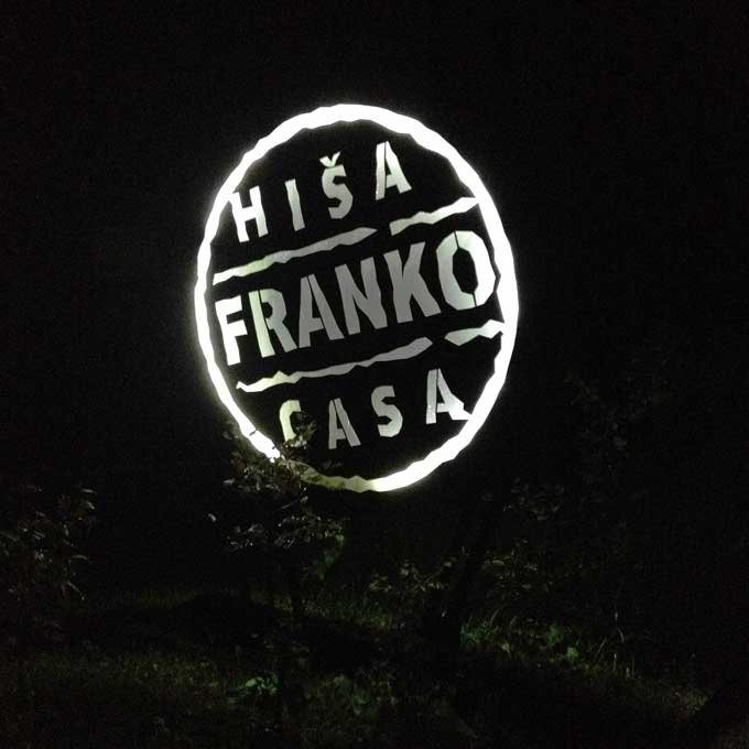 Leuchtschrift Hiša Franko Kobarid Slowenien